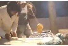 Photo of हापुड़ में खाद्य स्वच्छता से खिलवाड़: शादी समारोह में रोटियों पर थूक लगाते युवक का वीडियो वायरल