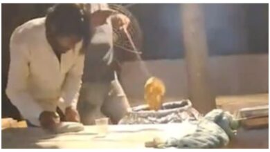 Photo of हापुड़ में खाद्य स्वच्छता से खिलवाड़: शादी समारोह में रोटियों पर थूक लगाते युवक का वीडियो वायरल