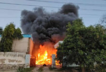 Photo of बहरोड़ कपड़ा फैक्ट्री में भीषण आग: लपटों से घिरा पूरा परिसर, कर्मचारी सुरक्षित बाहर निकले, लाखों का सामान जलकर खाक