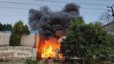 Photo of बहरोड़ कपड़ा फैक्ट्री में भीषण आग: लपटों से घिरा पूरा परिसर, कर्मचारी सुरक्षित बाहर निकले, लाखों का सामान जलकर खाक