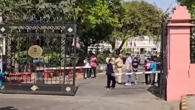 Photo of दिल्ली विधानसभा में सुरक्षा में चूक, गेट तोड़कर परिसर में घुसी कार