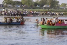 Photo of वृंदावन के केसी घाट पर दर्दनाक हादसा: पांटून पुल से टकराकर मोटरबोट पलटी, 10 श्रद्धालुओं की मौत