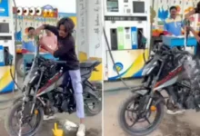 Photo of रील बनाने के लिए युवक ने बाइक पर डाला पेट्रोल, सोशल मीडिया पर वीडियो वायरल