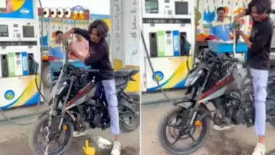 Photo of रील बनाने के लिए युवक ने बाइक पर डाला पेट्रोल, सोशल मीडिया पर वीडियो वायरल