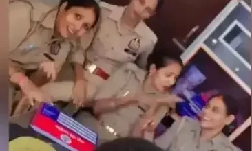 Photo of ‘नौकरी मिलेगी तो क्या होगा…’ थाने में रील बनाना महिला पुलिसकर्मी को पड़ा भारी, हुई सस्पेंड