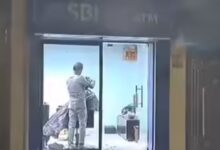 Photo of बाहर ATM का बोर्ड, अंदर बाल काटता नाई, वीडियो देख लोग बोले- ये क्या है!