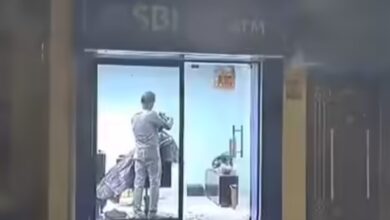 Photo of बाहर ATM का बोर्ड, अंदर बाल काटता नाई, वीडियो देख लोग बोले- ये क्या है!