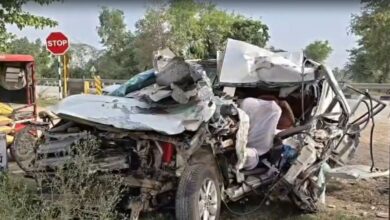 Photo of बाराबंकी में भीषण हादसा, ट्रेलर से टकराई इनोवा, चार दोस्तों की मौत, 3 की हालत गंभीर
