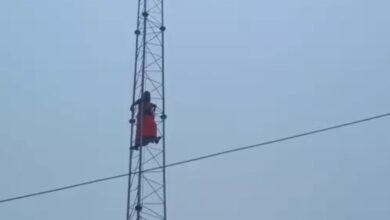 Photo of कानपुर में पति की रिहाई को लेकर 50 फीट ऊंचे टॉवर पर चढ़ी महिला, पुलिस की भी नहीं सुनी