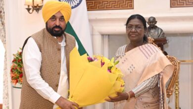 Photo of पंजाब के मुख्यमंत्री भगवंत सिंह मान ने राष्ट्रपति से की मुलाकात, ‘पंजाब के गद्दार’ राज्यसभा सदस्यों की सदस्यता रद्द करने की मांग की