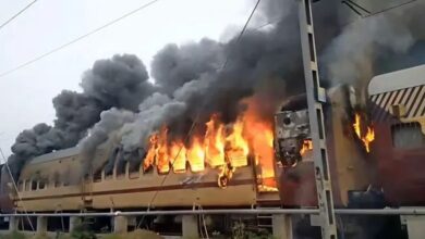 Photo of Sasaram Train Fire : सासाराम स्टेशन पर पैसेंजर ट्रेन में लगी आग, एक बोगी जलकर खाक, मची अफरा-तफरी