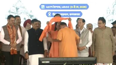 Photo of सीएम योगी ने सुवेंदु अधिकारी को पहनाया भगवा गमछा, लगे जय श्रीराम के नारे, बंगाल में दिखा NDA का शक्ति प्रदर्शन