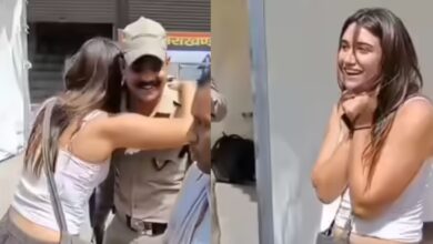 Photo of ऋषिकेश में खोया विदेशी महिला का बैग, उत्तराखंड पुलिस ने लौटाई मुस्कान, लगाया गले