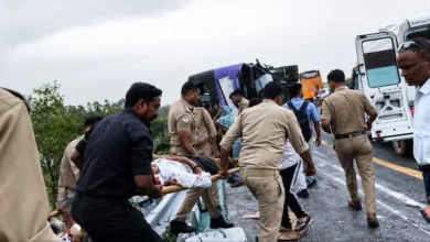Photo of लखनऊ-आगरा एक्सप्रेसवे पर बड़ा हादसा, बस पलटने से 6 यात्रियों की मौत, कई लोगों की हालत गंभीर