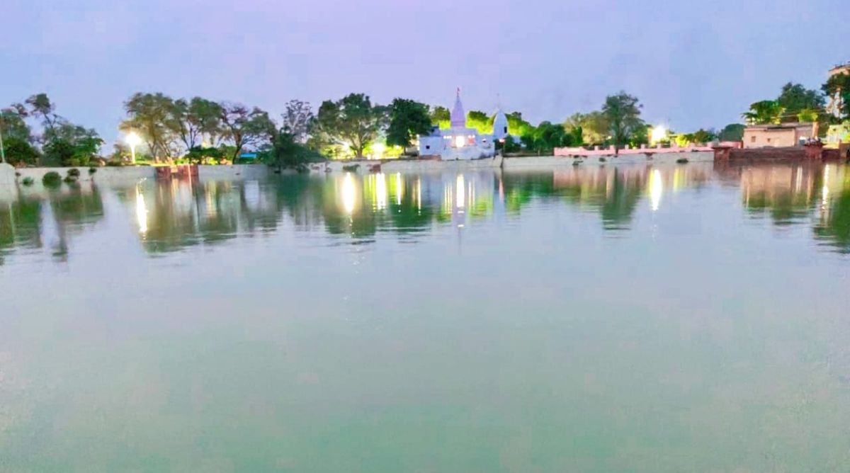 अलीगढ़ का धरणीधर सरोवर बना आस्था का केंद्र, अधिक मास में उमड़ी श्रद्धालुओं की भीड़