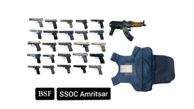 Photo of भारत-पाक बॉर्डर पर BSF-पंजाब पुलिस की सफलता, AK-47 राइफल समेत 26 अत्याधुनिक हथियार बरामद, एक व्यक्ति गिरफ्तार