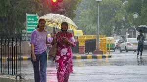 Photo of दिल्ली में बदला मौसम का मिजाज, बारिश और ठंडी हवाओं से मिली गर्मी से राहत, गिरा तापमान