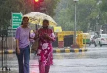 Photo of दिल्ली में बारिश और आंधी से मौसम बदला, गर्मी से मिली राहत और तापमान में उतार-चढ़ाव