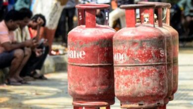 Photo of LPG Cylinder Price Hike : आम-जन पर पड़ी चौतरफा महंगाई की मार, पेट्रोल-डीजल, दूध समेत LPG के बढ़े दाम