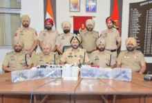 Photo of सीमा पार तस्करी मॉड्यूल का भंडाफोड़, 6 आधुनिक पिस्तौल और 1 किलो हेरोइन के साथ दो गिरफ्तार