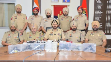 Photo of सीमा पार तस्करी मॉड्यूल का भंडाफोड़, 6 आधुनिक पिस्तौल और 1 किलो हेरोइन के साथ दो गिरफ्तार