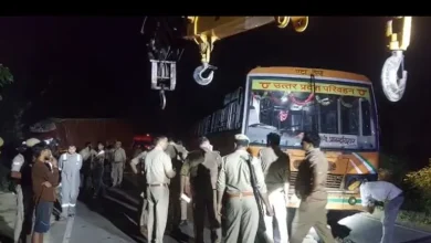Photo of UP के एटा में दर्दनाक हादसा, सड़क के किनारे खड़ी रोडवेज बस को ट्रक ने मारी टक्कर, 5 लोगों की मौत कई घायल