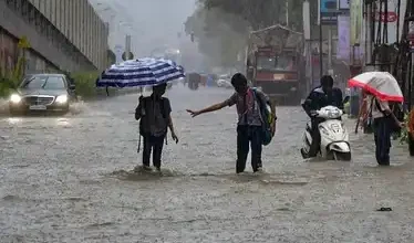 Photo of मुंबई में लगातार बारिश से सड़कें जलमग्न, IMD ने आज भी भारी बारिश की चेतावनी दी