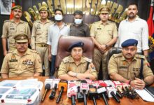 Photo of नोएडा में मोबाइल चोर गिरोह का पर्दाफाश, 49 चोरी के मोबाइल और 2 अवैध चाकू बरामद, दो आरोपी गिरफ्तार