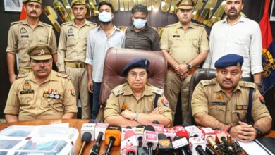 Photo of नोएडा में मोबाइल चोर गिरोह का पर्दाफाश, 49 चोरी के मोबाइल और 2 अवैध चाकू बरामद, दो आरोपी गिरफ्तार