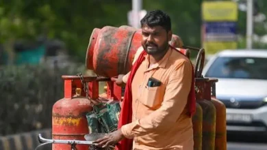 Photo of दिल्ली में 942 और पटना में 1000 के पार पहुंची गैस सिलेंडर की कीमत, जानें अपने शहर का रेट