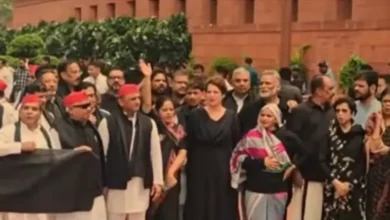 Photo of संसद के मकर द्वार पर विपक्ष का प्रदर्शन, काले कपड़े पहनकर केंद्र सरकार के खिलाफ जताया विरोध