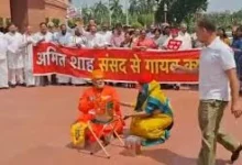 Photo of संसद के बाहर विपक्ष का अनोखा प्रदर्शन, साधु बने पप्पू यादव ने मांगा चंदा, राहुल गांधी ने चढ़ाया चढ़ावा
