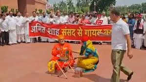Photo of संसद के बाहर विपक्ष का अनोखा प्रदर्शन, साधु बने पप्पू यादव ने मांगा चंदा, राहुल गांधी ने चढ़ाया चढ़ावा