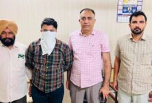 Photo of 50,000 रुपये की रिश्वत लेते सहकारी सभा के इंस्पेक्टर को विजिलेंस ने रंगे हाथ काबू किया