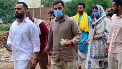 Photo of नंगे पांव आश्रम पहुंचे विराट-अनुष्का, वृंदावन में संत प्रेमानंद महाराज के किए दर्शन
