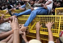 Photo of कॉकरोच जनता पार्टी के मार्च के बीच कई इलाकों में इंटरनेट बंद, पुलिस ने किया लाठीचार्ज