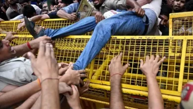 Photo of कॉकरोच जनता पार्टी के मार्च के बीच कई इलाकों में इंटरनेट बंद, पुलिस ने किया लाठीचार्ज