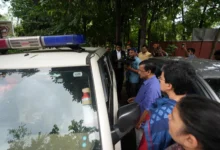 Photo of छात्रों के साथ खड़े अरविंद केजरीवाल, कानूनी मदद के लिए थाने-थाने पहुंच रही आम आदमी पार्टी