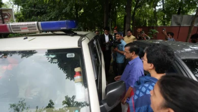 Photo of छात्रों के साथ खड़े अरविंद केजरीवाल, कानूनी मदद के लिए थाने-थाने पहुंच रही आम आदमी पार्टी