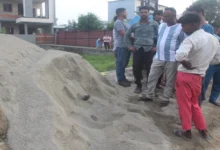 Photo of रेत के ढेर में दबी जिंदगी, डंपर लोडिंग के दौरान मजदूर की दर्दनाक मौत