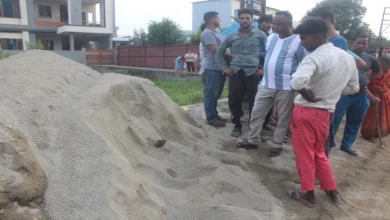 Photo of रेत के ढेर में दबी जिंदगी, डंपर लोडिंग के दौरान मजदूर की दर्दनाक मौत