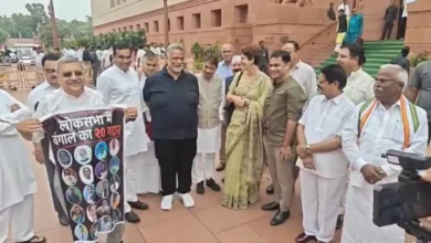 Photo of संसद परिसर में प्रियंका गांधी और कल्याण बनर्जी के बीच मजाकिया नोकझोंक, पप्पू यादव ने भी ली चुटकी
