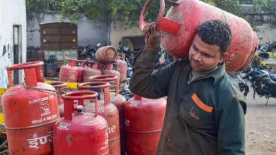 Photo of घरेलू गैस सिलेंडर के दाम में हुआ बदलाव या नहीं? जानें आज का ताजा LPG रेट