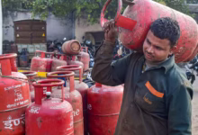 Photo of घरेलू गैस सिलेंडर के दाम में हुआ बदलाव या नहीं? जानें आज का ताजा LPG रेट