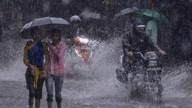 Photo of UP में आज बदलेगा मौसम, कई जिलों में तेज आंधी और बारिश का अलर्ट