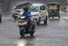 Photo of दिल्ली-एनसीआर में बारिश का सिलसिला जारी, तेज हवाओं के साथ बरसे बादल
