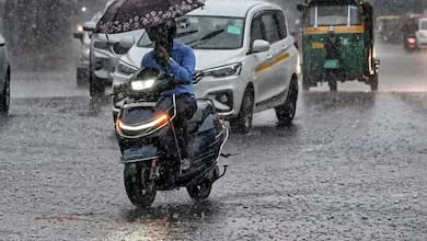 Photo of दिल्ली-एनसीआर में बारिश का सिलसिला जारी, तेज हवाओं के साथ बरसे बादल