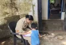 Photo of चॉकलेट के लिए मां से रूठा 3 साल का मासूम, सीधे थाने पहुंचकर की शिकायत: Video Viral
