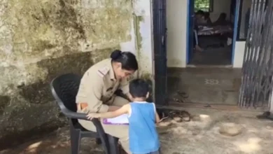 Photo of चॉकलेट के लिए मां से रूठा 3 साल का मासूम, सीधे थाने पहुंचकर की शिकायत: Video Viral