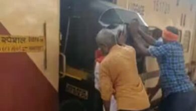 Photo of मराठी नहीं बोल पाया ऑटो ड्राइवर, ट्रेन में ऑटो चढ़ाने का किया जुगाड़, Video वायरल